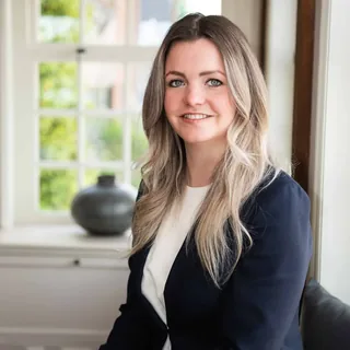 Portret van Stefanie Langeweg, civielrecht-advocaat bij FTW Advocaten