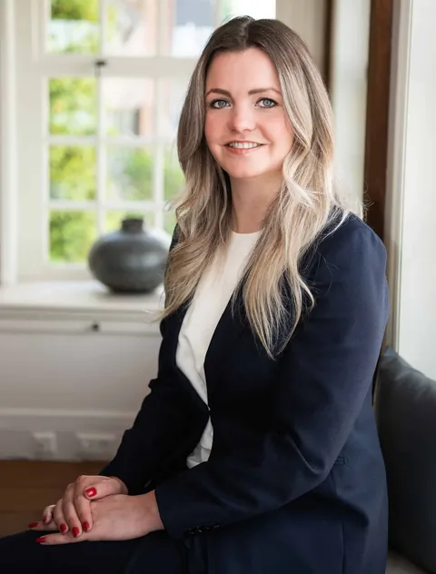 Portret van Stefanie Langeweg, civielrecht-advocaat bij FTW Advocaten