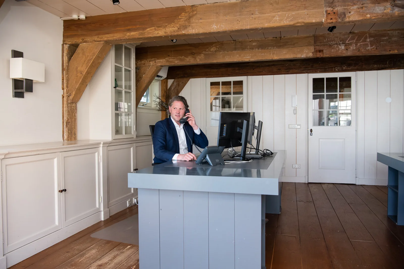 Advocaat aan het bureau, telefonisch overleg