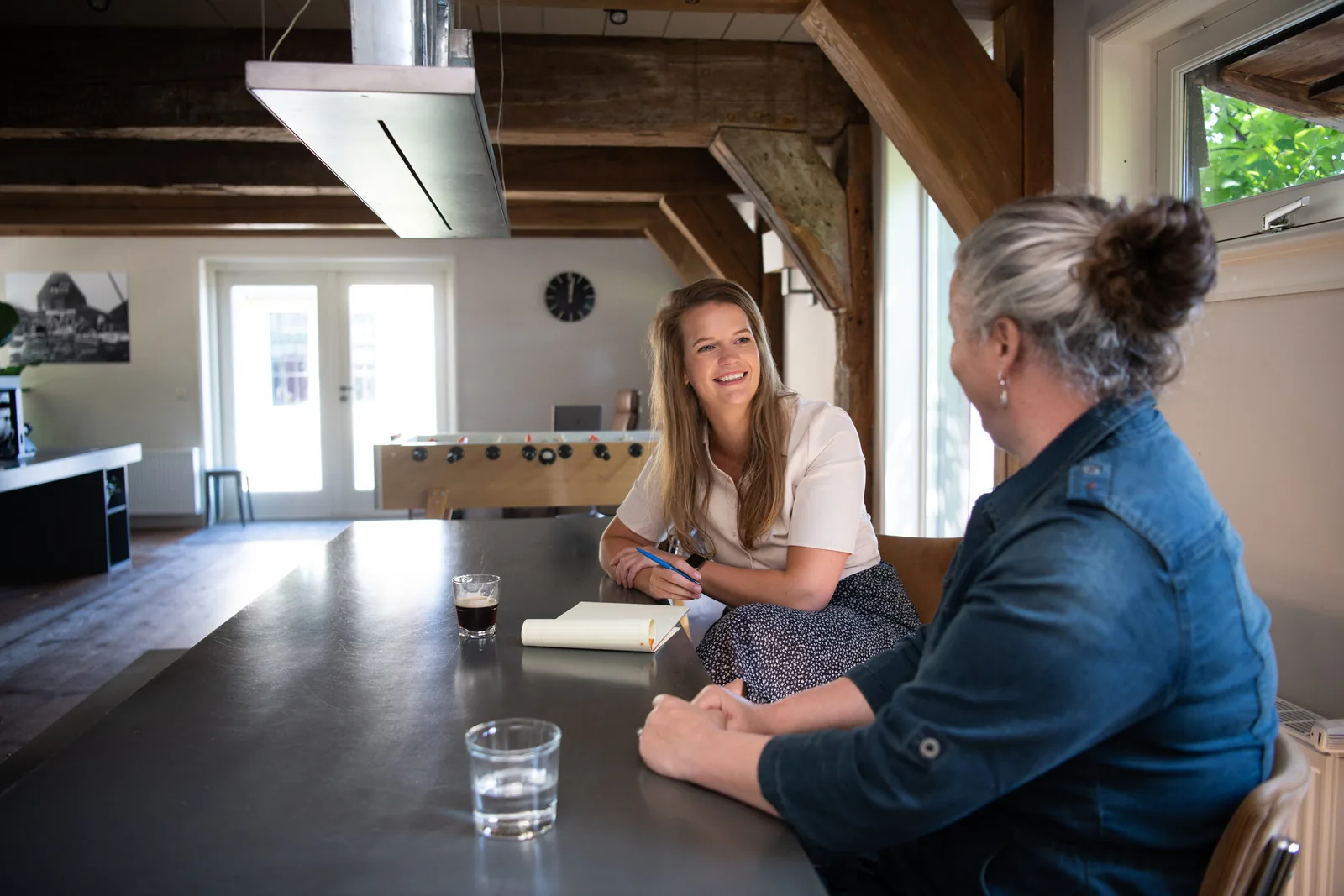 Gesprek aan de werktafel bij FTW Advocaten