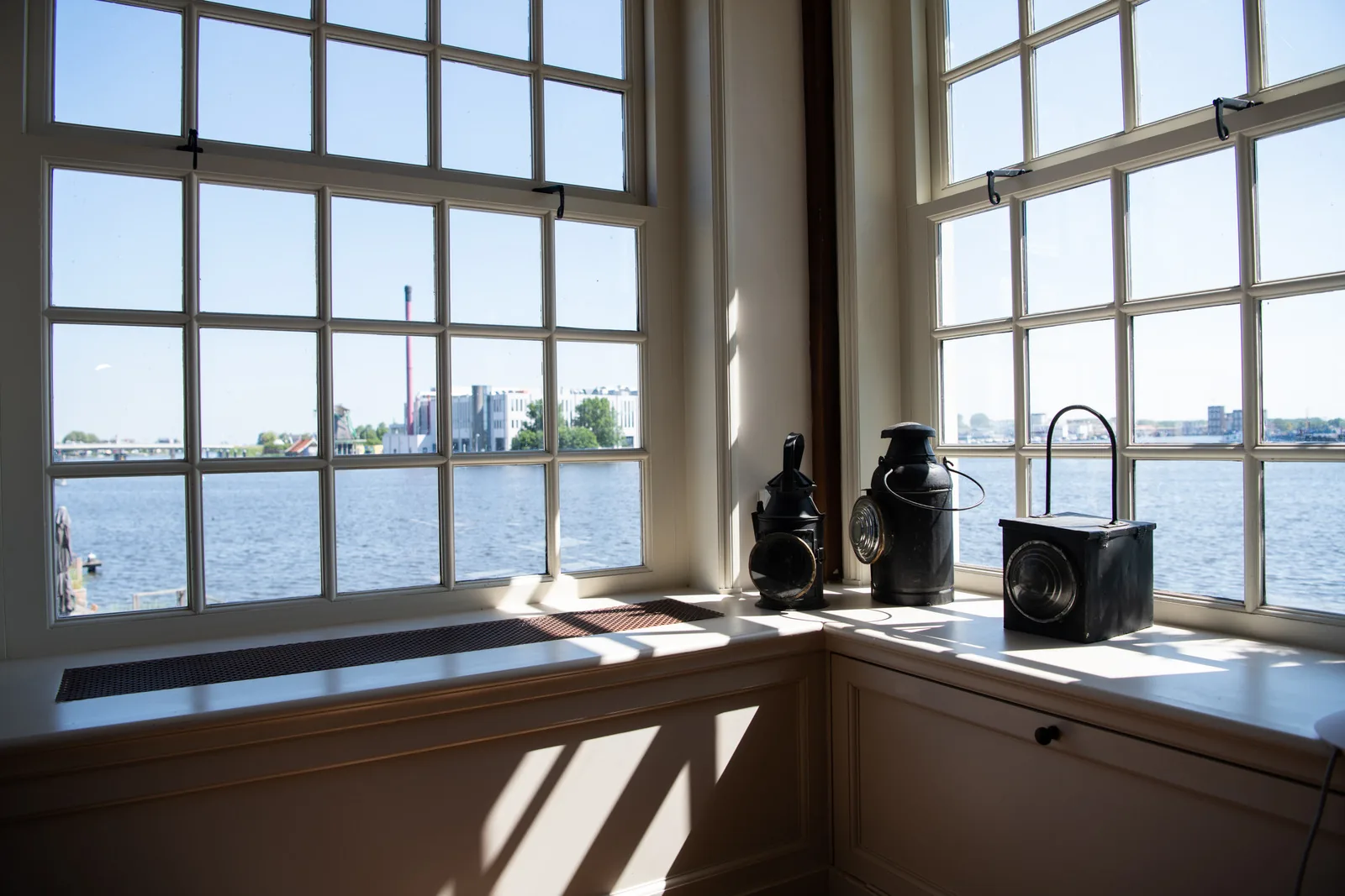Raampartij met uitzicht over de Zaan vanuit het FTW-kantoor