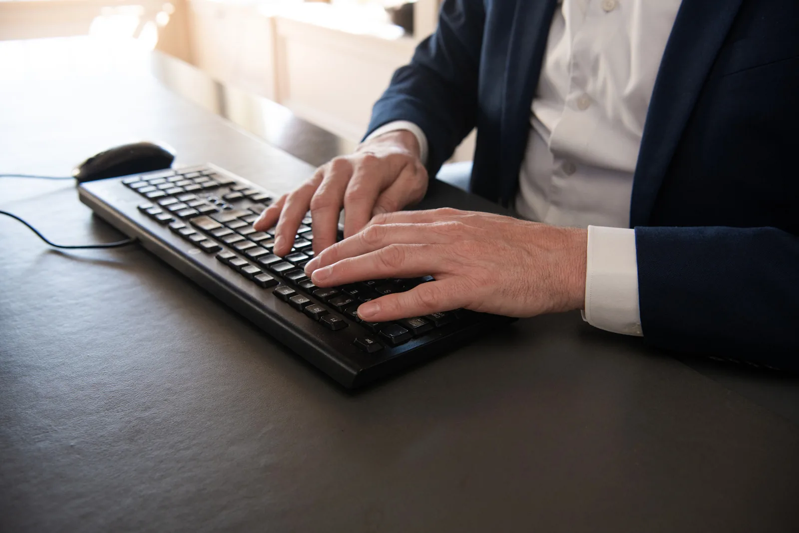 Handen op een toetsenbord, advocaat aan het werk